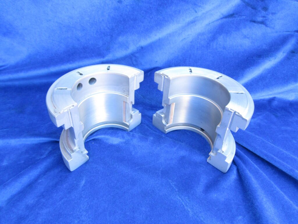 Cuscino in due metà con riporto trimetallico