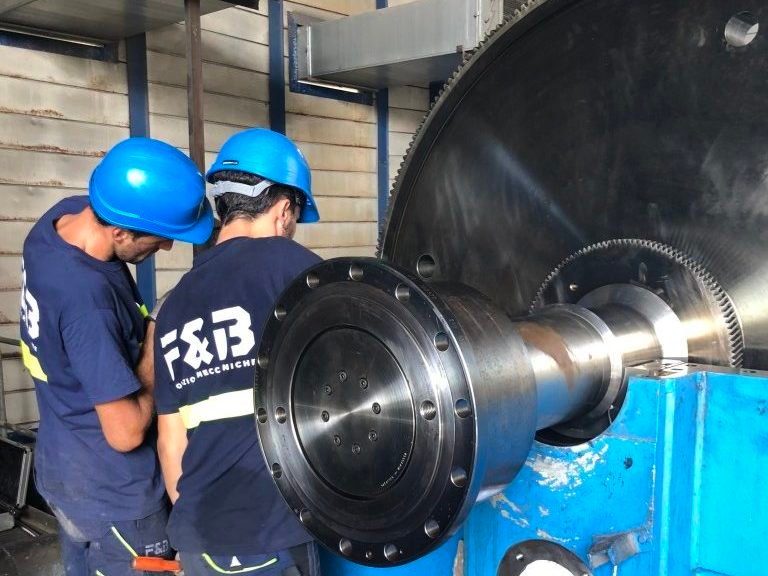 Tecnici F&B al lavoro su un compressore