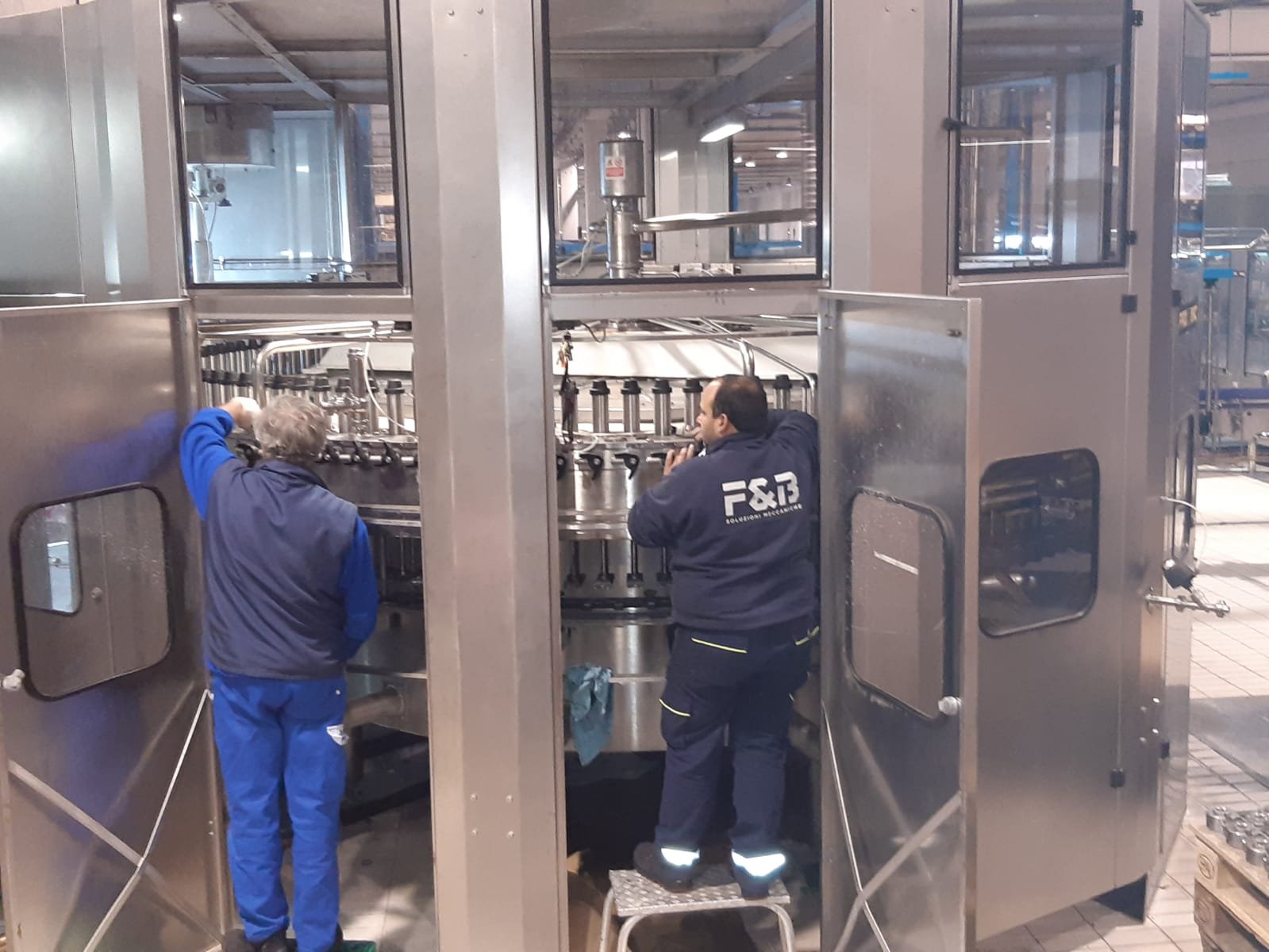 Tecnici F&B al lavoro su un impianto industriale