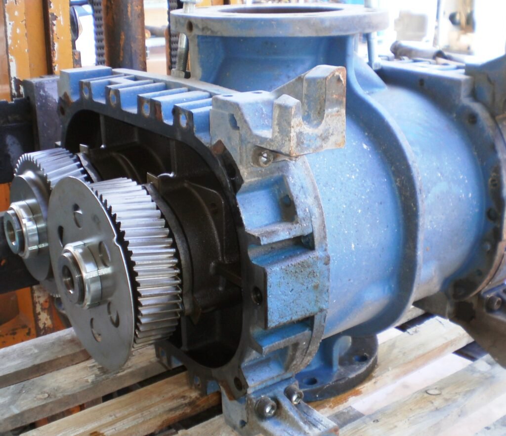 Compressore a lobi con ingranaggi di sincronismo